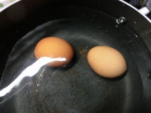 卵を茹でる