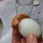 ゆで卵を剥く