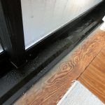 窓と床の結露