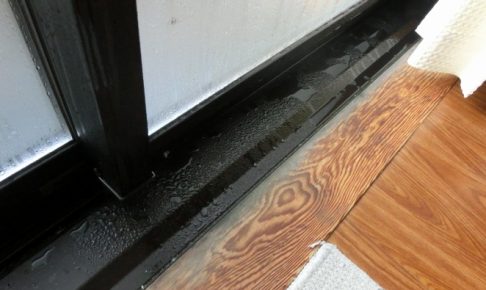 窓と床の結露